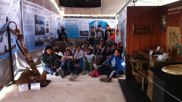 Alumnos de una escuela primaria visitando el museo a bordo del Ice Lady Patagonia II