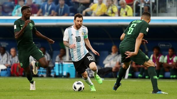 Una imagen que se repite en cada partido: Messi rodeado por rivales (REUTERS/Sergio Perez)
