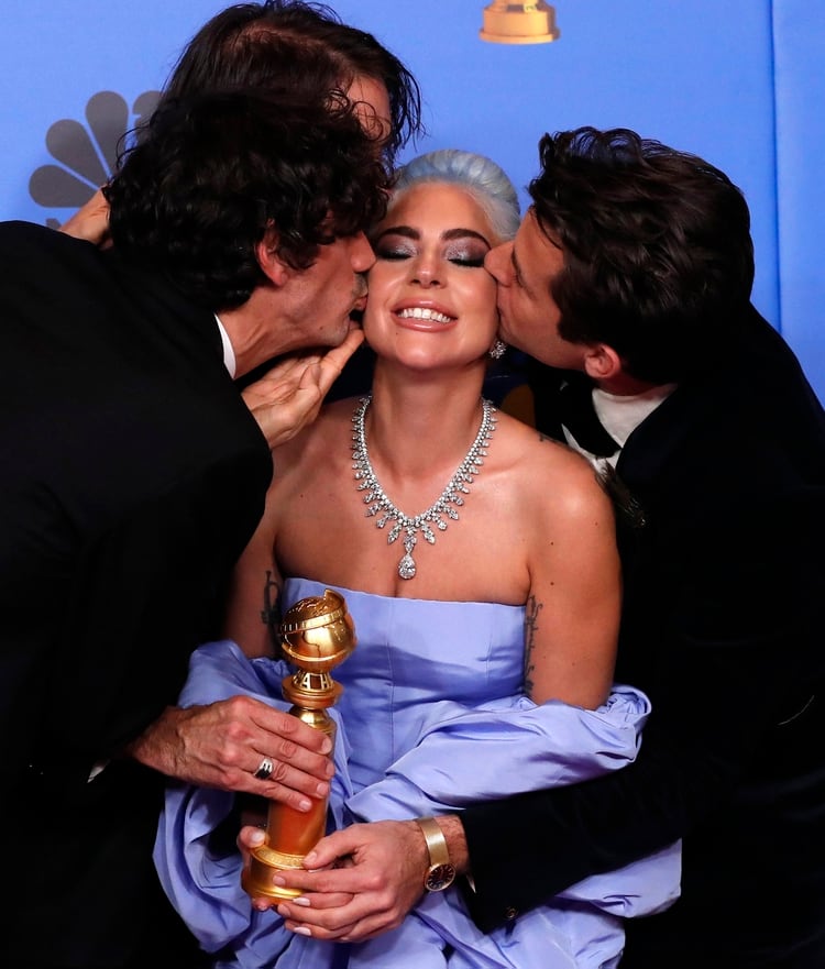 Anthony Rossomando, Andrew Wyatt, Lady Gaga y Mark Ronson posan con su premio a la mejor canciÃ³n original por âShallowâ, de âA Star is Bornâ (REUTERS/Mario Anzuoni)