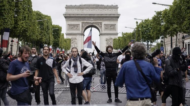 Protestas frente al Arco del Triunfo (AFP)