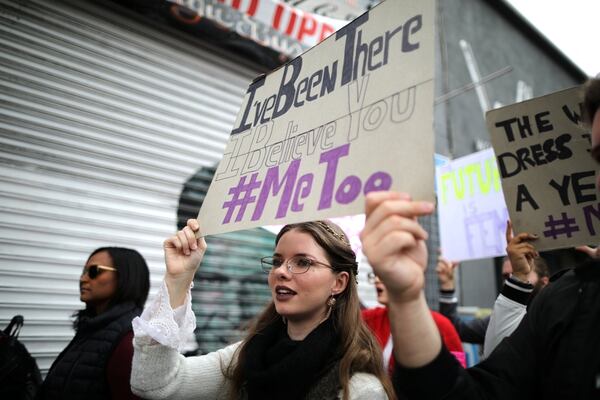 Mujeres participaron en las protestas por las víctimas de la violencia sexual en Hollywood, Los Angeles, el 12 de noviembre de 2017 (REUTERS/Lucy Nicholson)