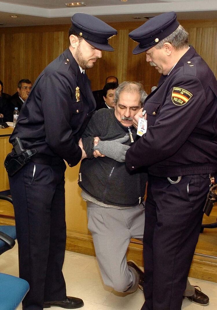 Adolfo Scilingo se desmayó mientras estaba siendo detenido por agentes de la policía española en el Tribunal Superior de Madrid el 14 de enero de 2005 al inicio de su juicio (AFP)