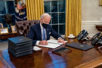 Joe Biden dispuso el uso obligatorio de mascarillas en el transporte público de EEUU (Doug Mills / CNP / Polaris)