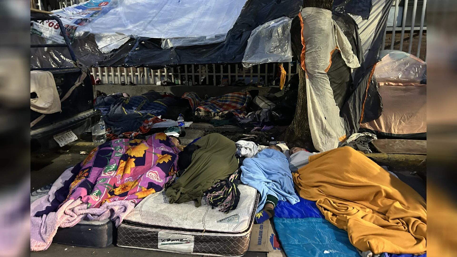 Este es el campamento que decenas de migrantes habitan en un camellón al norte de CDMX