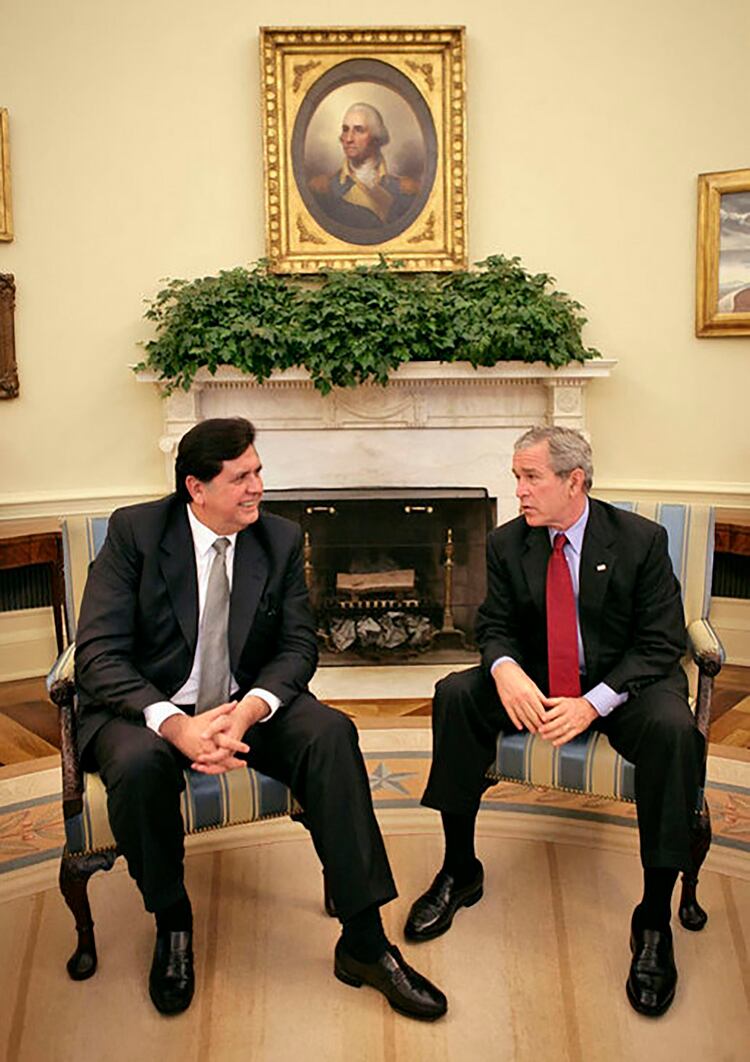 Alan García junto a su par estadounidense George W. Bush, durante su visita a Washington en 2006 (White House photo)