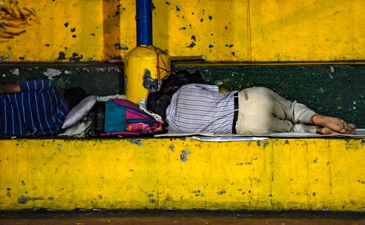 Migrantes duermen en un parque de Bucaramanga antes de retomar su camino