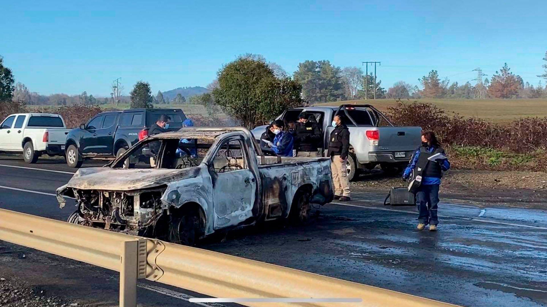 Un auto incendiado luego de enfrentamientos entre la policía y un grupo mapuche (@aprachile)