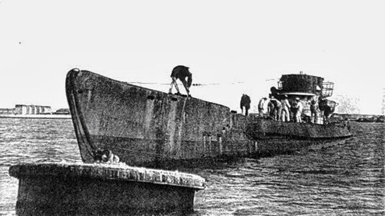 Submarino nazi en Mar del Plata, fotografiado en julio de 1945