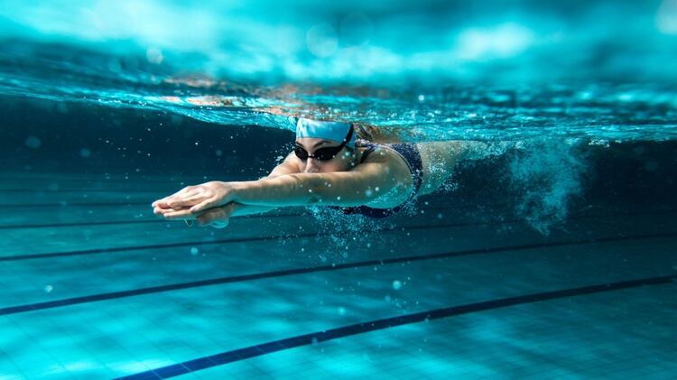 El principal beneficio que tiene natación por sobre otros deportes es el múltiple ejercicio en el cuerpo y no solo en una zona especifica (iStock)