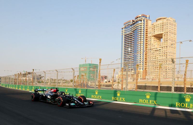 Dic 3, 2021 Foto del viernes del Mercedes de Lewis Hamilton en a primera práctica para el GP de Arabia Saudita de la F1. REUTERS/Ahmed Yosri