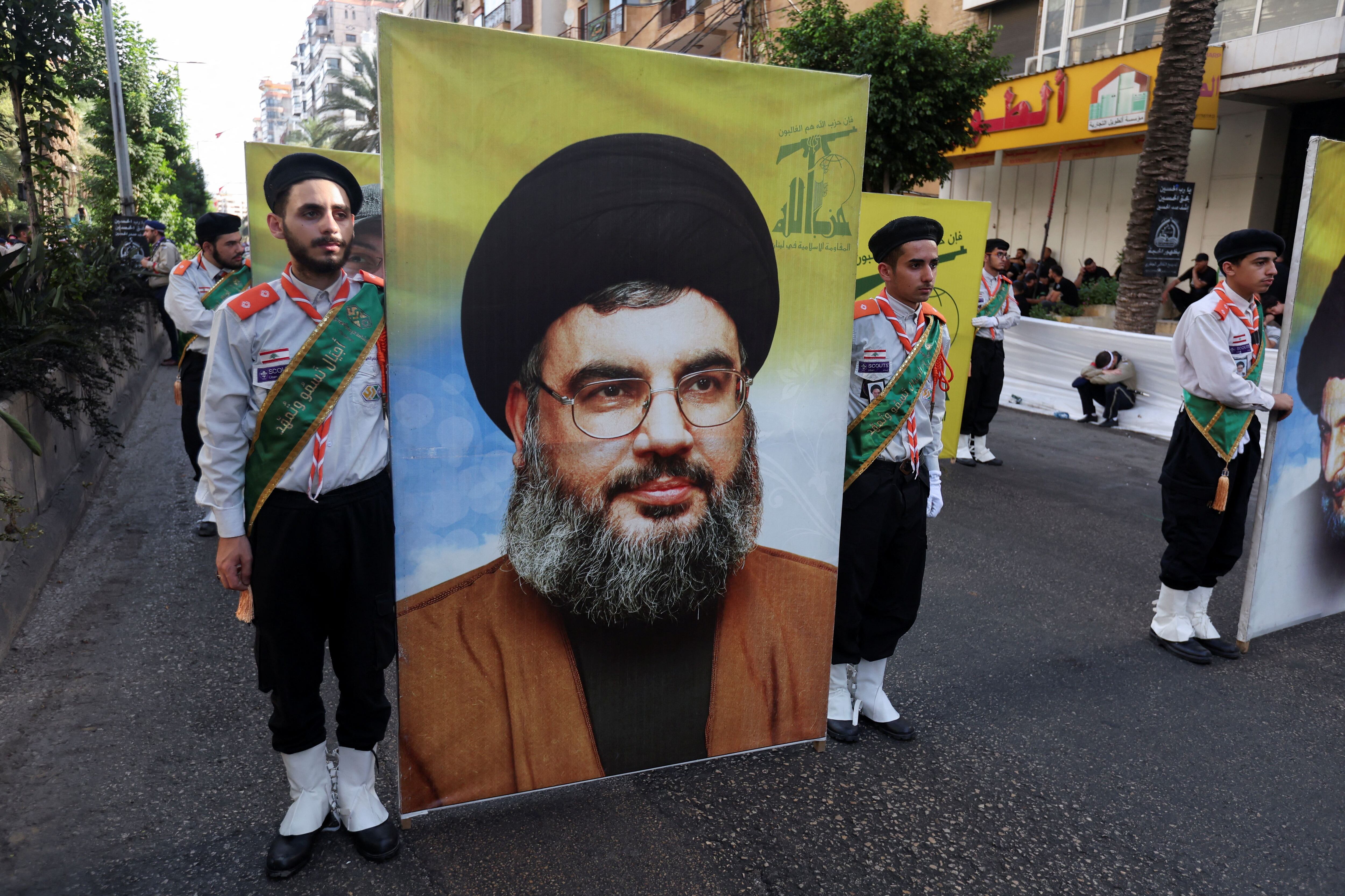 Miembros de los scouts del Imam al-Mahdi portan una imagen del líder libanés de Hezbollah, Sayyed Hassan Nasrallah, durante una procesión religiosa en los suburbios del sur de Beirut (REUTERS/Aziz Taher)