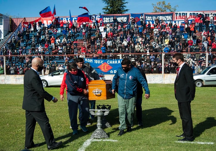 A Carlovich lo velaron el 9 de mayo en el estadio de Gabino Sosa de Rosario, la cancha de Central Córdoba, donde era considerado un ídolo. El 