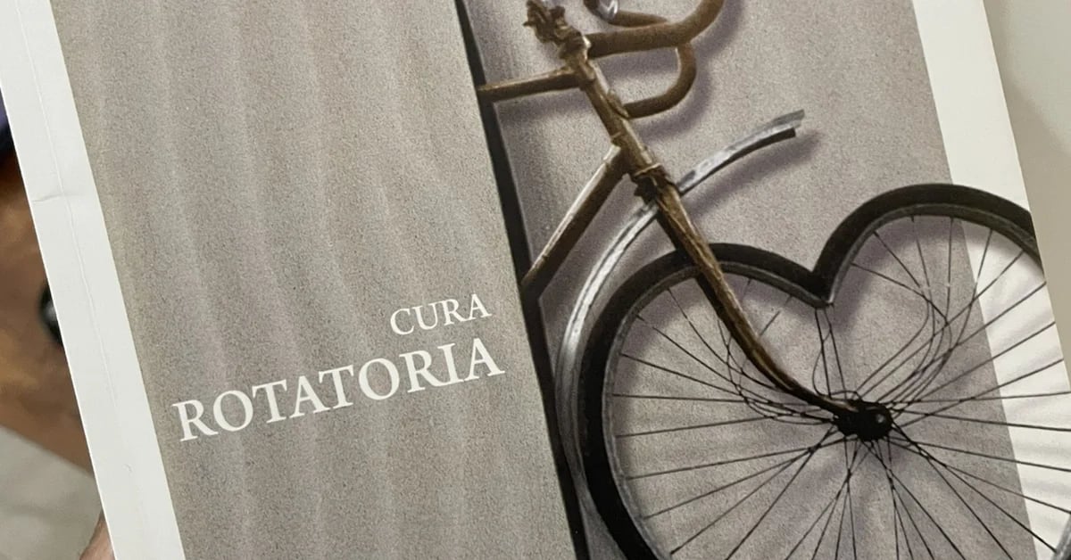 The Mexican writer Lucila Navarrete presents, in the form of an essay, a cycling autobiography