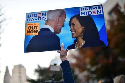 Luego de participar en las primarias demócratas como precandidata, Kamala Harris se sumó a la fórmula que resultó ganadora en 2020, la de Joe Biden. (REUTERS/Mark Makela)