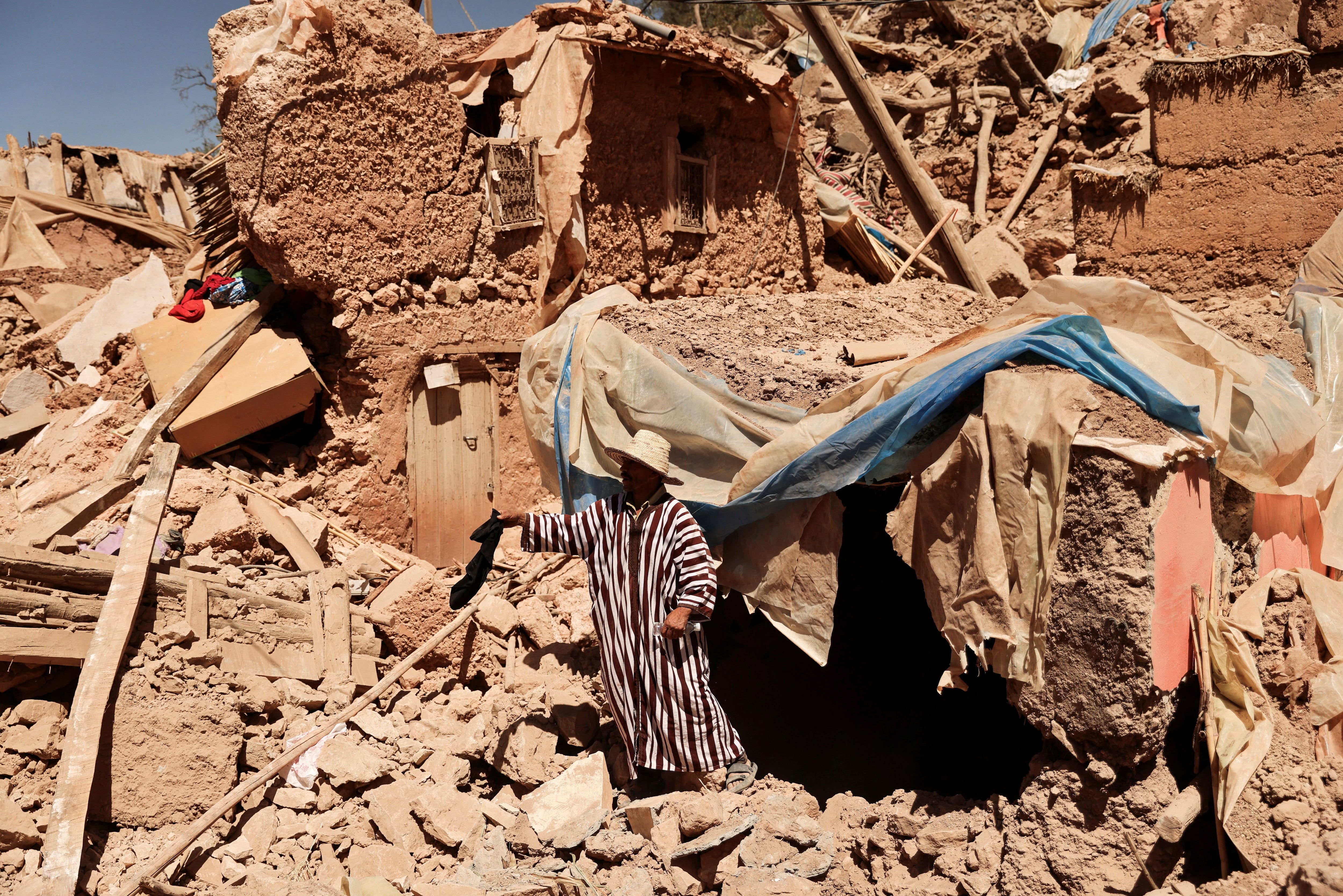 Mohamed Ouchen, superviviente de 66 años que ayudó a sacar de entre los escombros a su hermana y al marido con sus hijos, junto a su casa destruida en Tikekhte, cerca de Adassil (REUTERS/Nacho Doce)