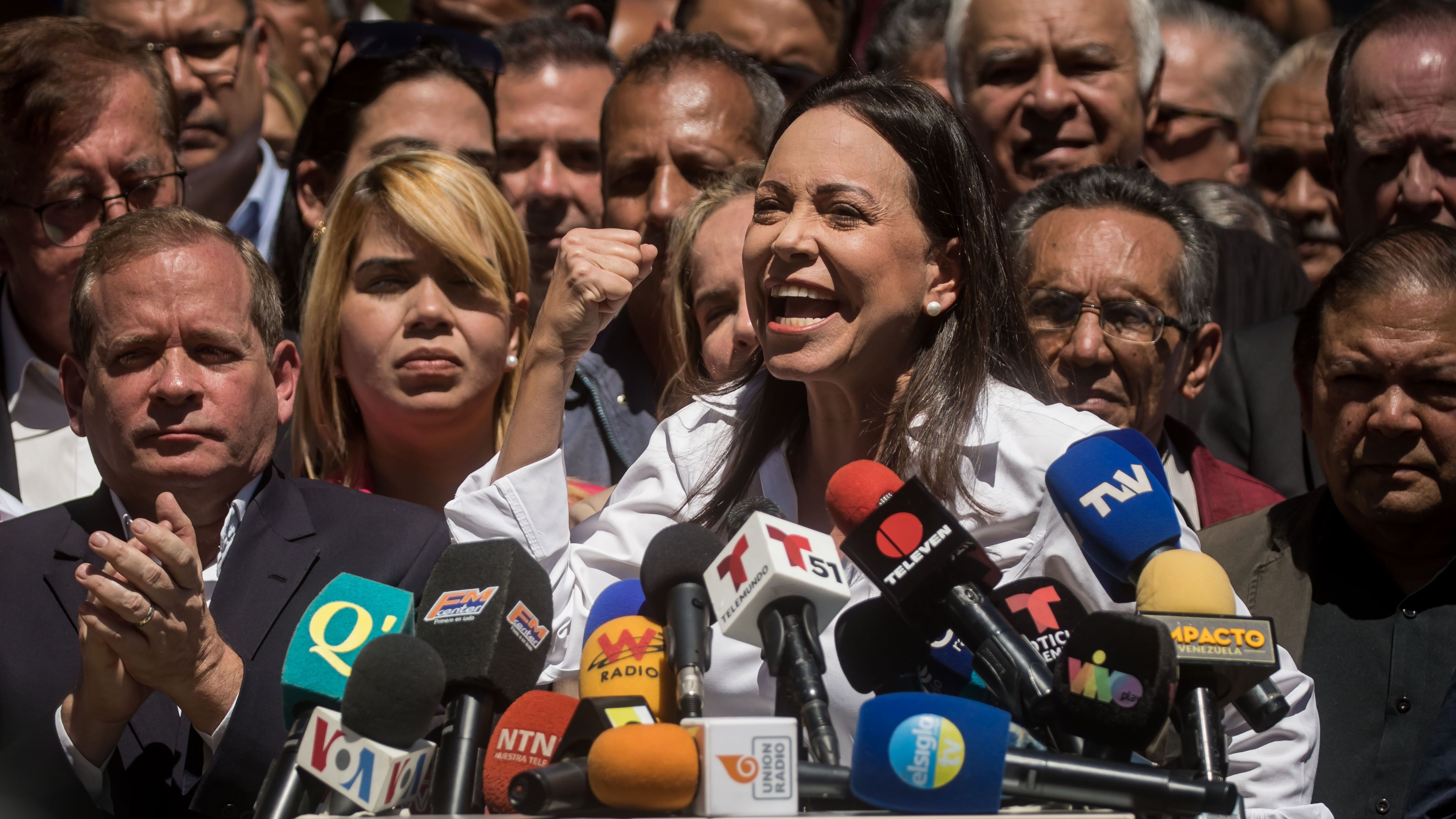 Machado, quien se impuso en las primarias de la principal coalición opositora el pasado 22 de octubre con más de 2,5 millones de votos, reafirmó su compromiso de “llegar hasta el final”, desafiando así el veto impuesto por la dictadura chavista. (EFE/ MIGUEL GUTIERREZ)