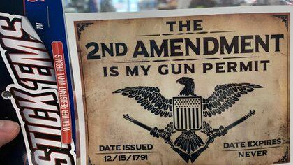 “La segunda enmienda es mi permiso de portación de armas”, dice una de las pegatinas (Crédito: Sebastián Fest)