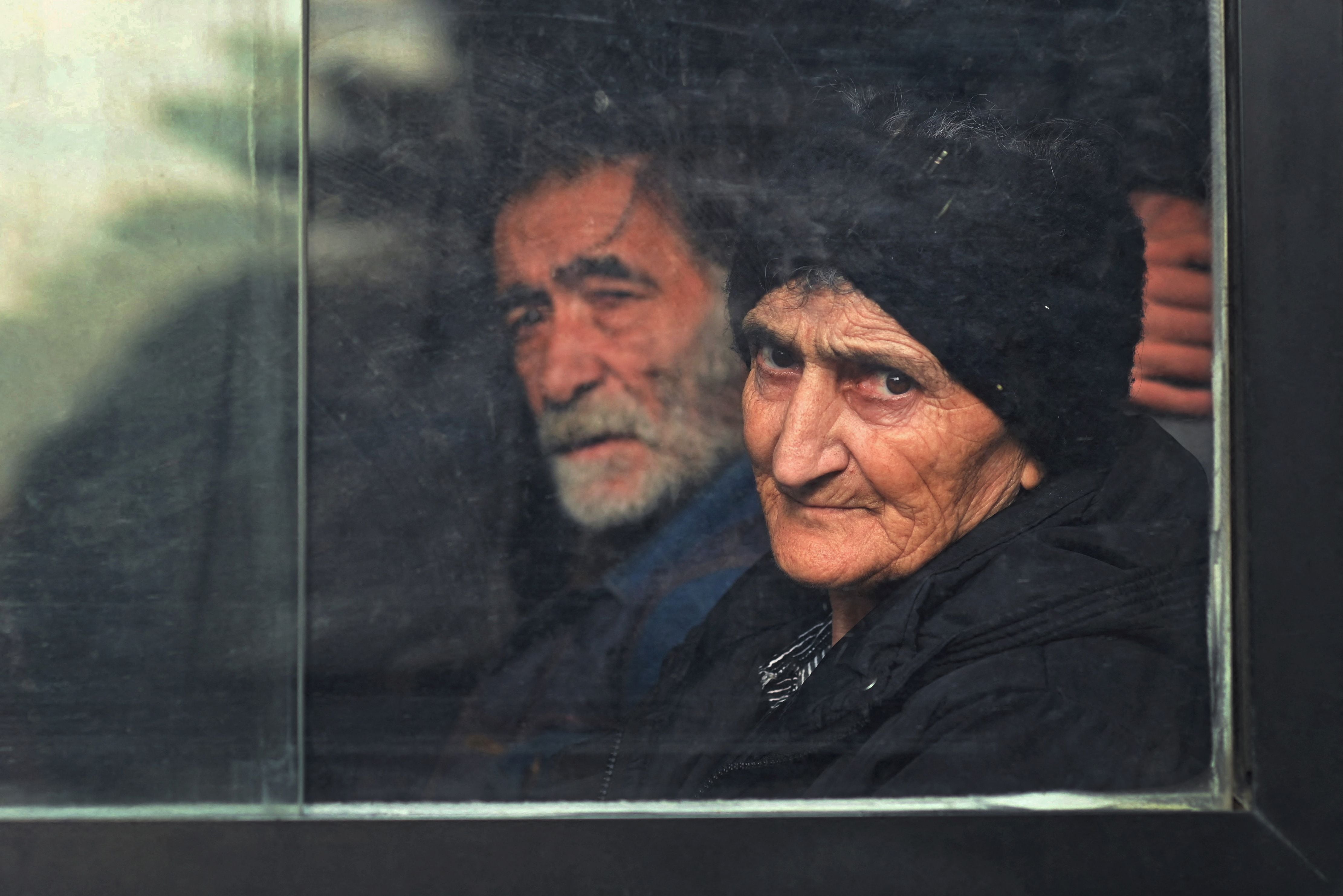 Residentes de Stepanakert, la capital de Nagorno-Karabakh, escapan en un autobús después de que las fuerzas de Azerbaiyán tomaran el control del enclave armenio. (REUTERS/David Ghahramanyan)    