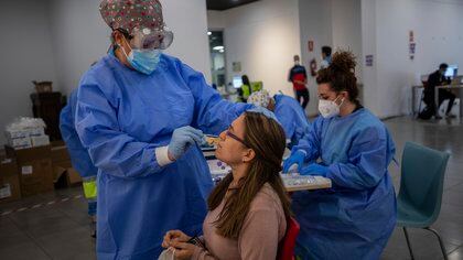 Personal del Servicio de Urgencias Médicas de Madrid efectúa pruebas rápidas de antígeno para detectar el COVID 19 en el sector de Vallecas, en el sur de Madrid, España, el martes 29 de septiembre de 2020. (AP Foto/Bernat Armangue)