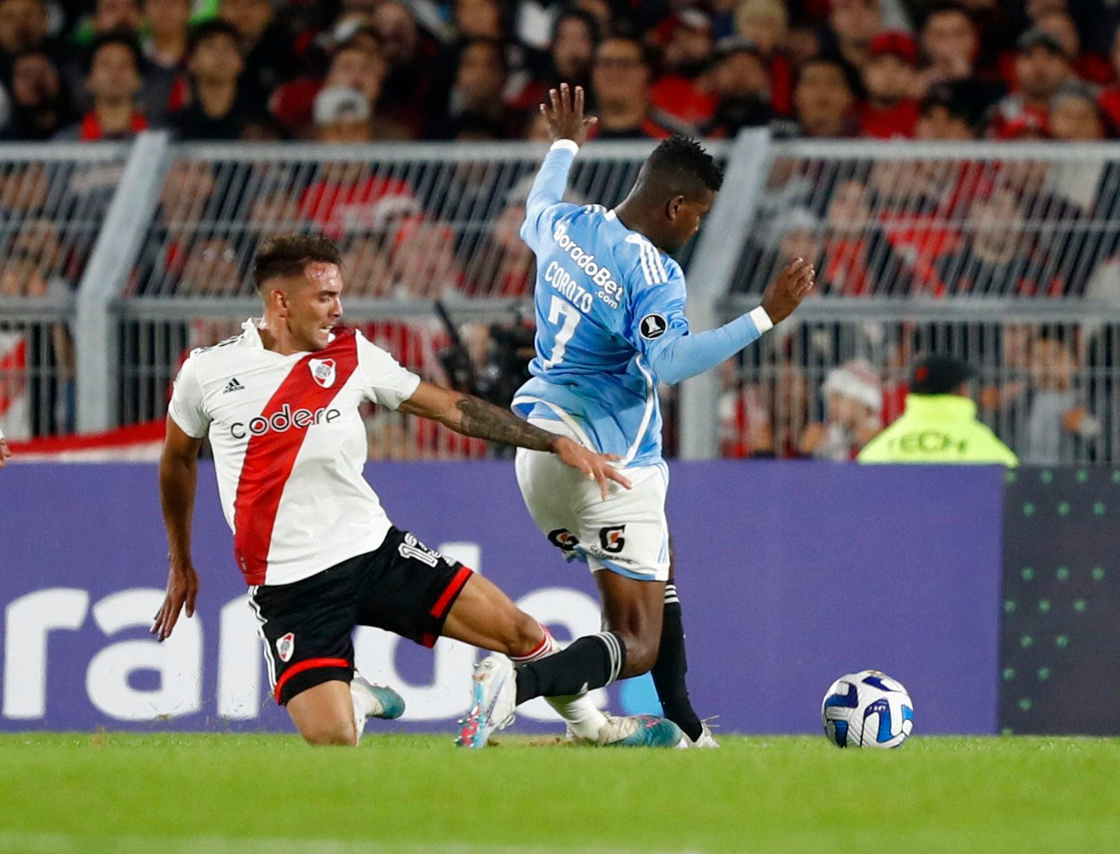 Soccer Football - Copa Libertadores - Group D - River Plate v Sporting Cristal - Estadio Monumental, Buenos Aires, Argentina - April 19, 2023 River Plate's Enzo Diaz fouls Sporting Cristal's Washington Corozo and subsequently receives a red card and is sent off REUTERS/Matias Baglietto