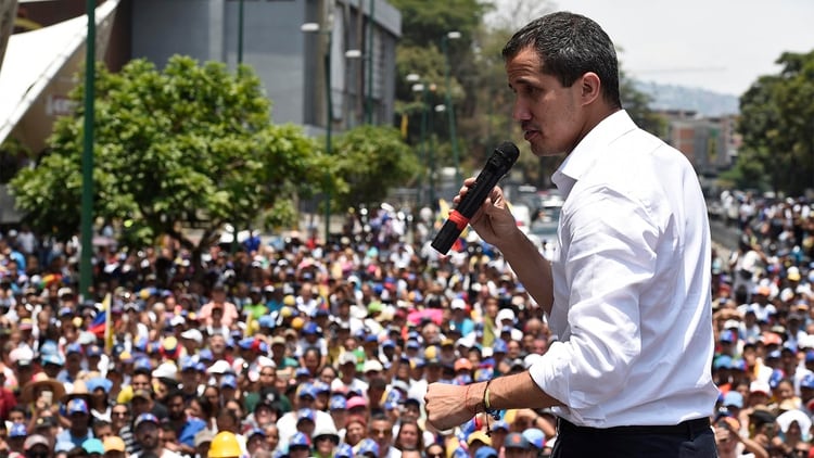 el presidente interino de Venezuela, Juan GuaidÃ³, en la marcha del 1 de mayo (Photo by Federico PARRA / AFP)