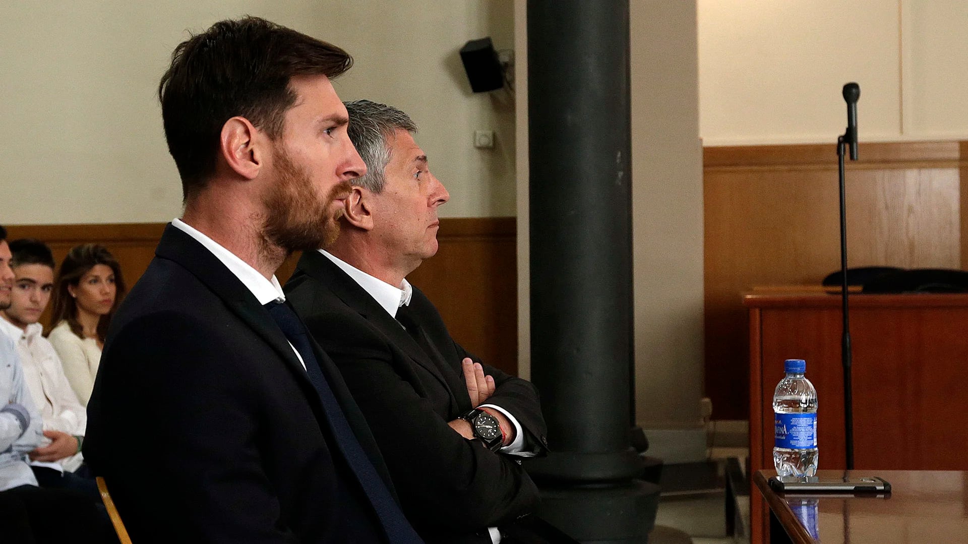 Lionel Messi junto a su padre, Jorge, aguardando la condena (AP)