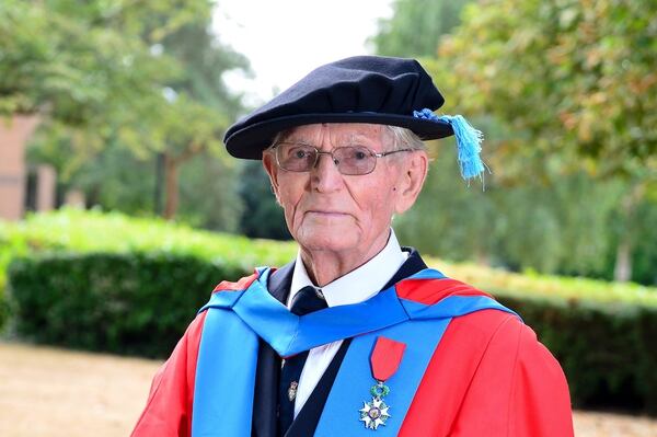 Charles Betty se convirtió en el hombre de mayor edad en graduarse de una universidad británica. Crédito SWNS