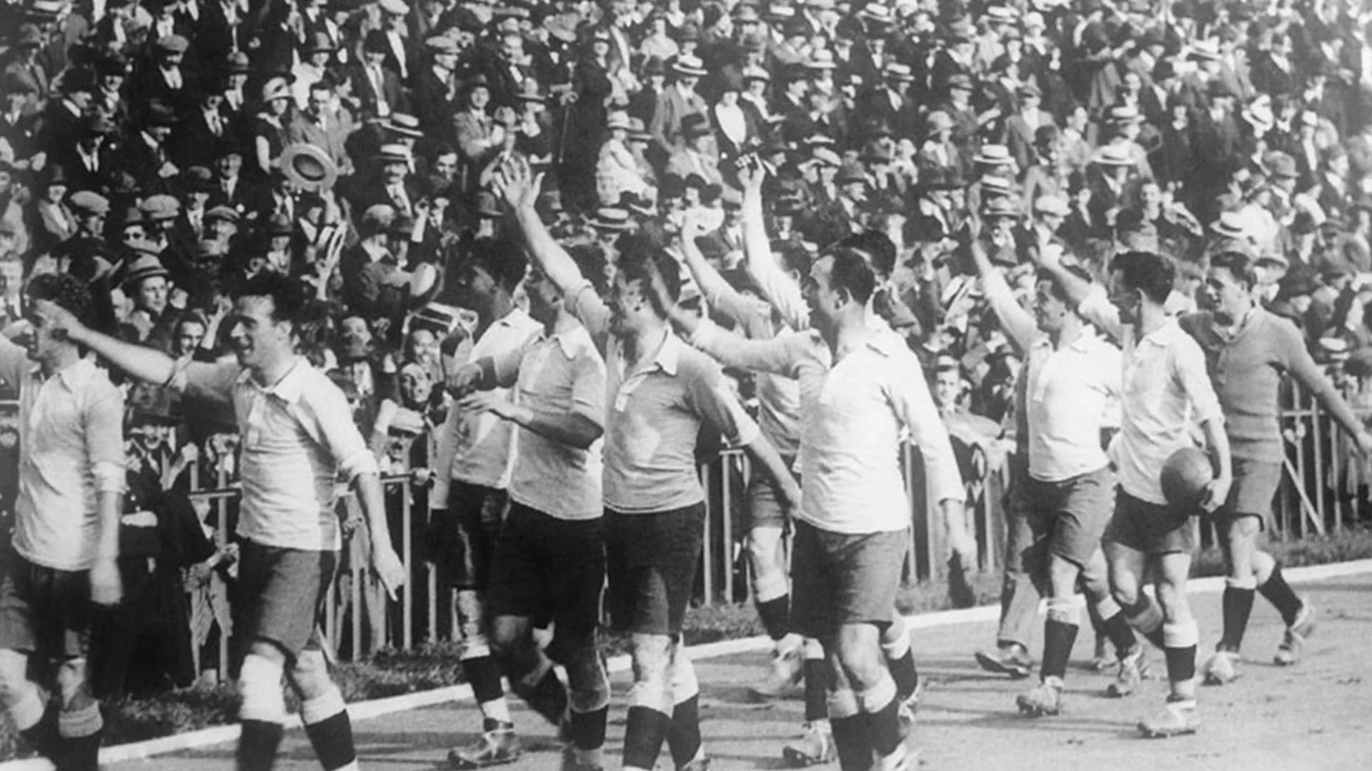 La selección uruguaya de fútbol da la primera vuelta olímpica