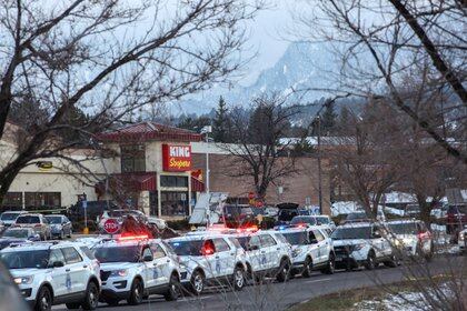 Los vehículos de las fuerzas del orden se alinean en el perímetro del lugar del tiroteo en una tienda de comestibles King Soopers en Boulder, Colorado (Reuters)