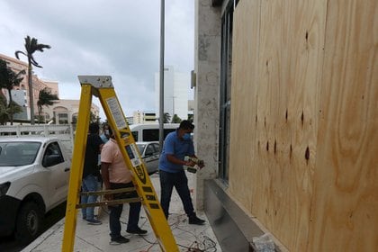 La Secretaría de la Defensa Nacional (Sedena) activó el PLAN DN-III-E para atender los estados de Quintana Roo, Yucatán y Campeche ante la llegada del huracán Zeta (Foto: EFE)