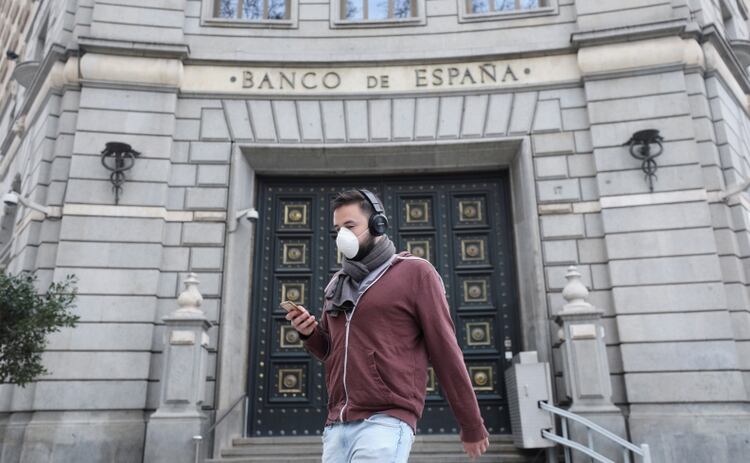 El gobierno español ha decretado el estado de alarma y la cuarenena generalizada de la población en la que sólo se puede circular por las calla en casos de emergencia. 