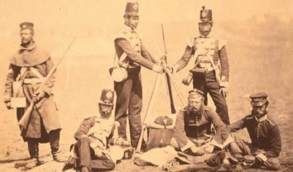 La Guerra de Crimea es un dramático conflicto entre el Imperio Zarista y el Imperio Turco, apoyado por Francia e Inglaterra