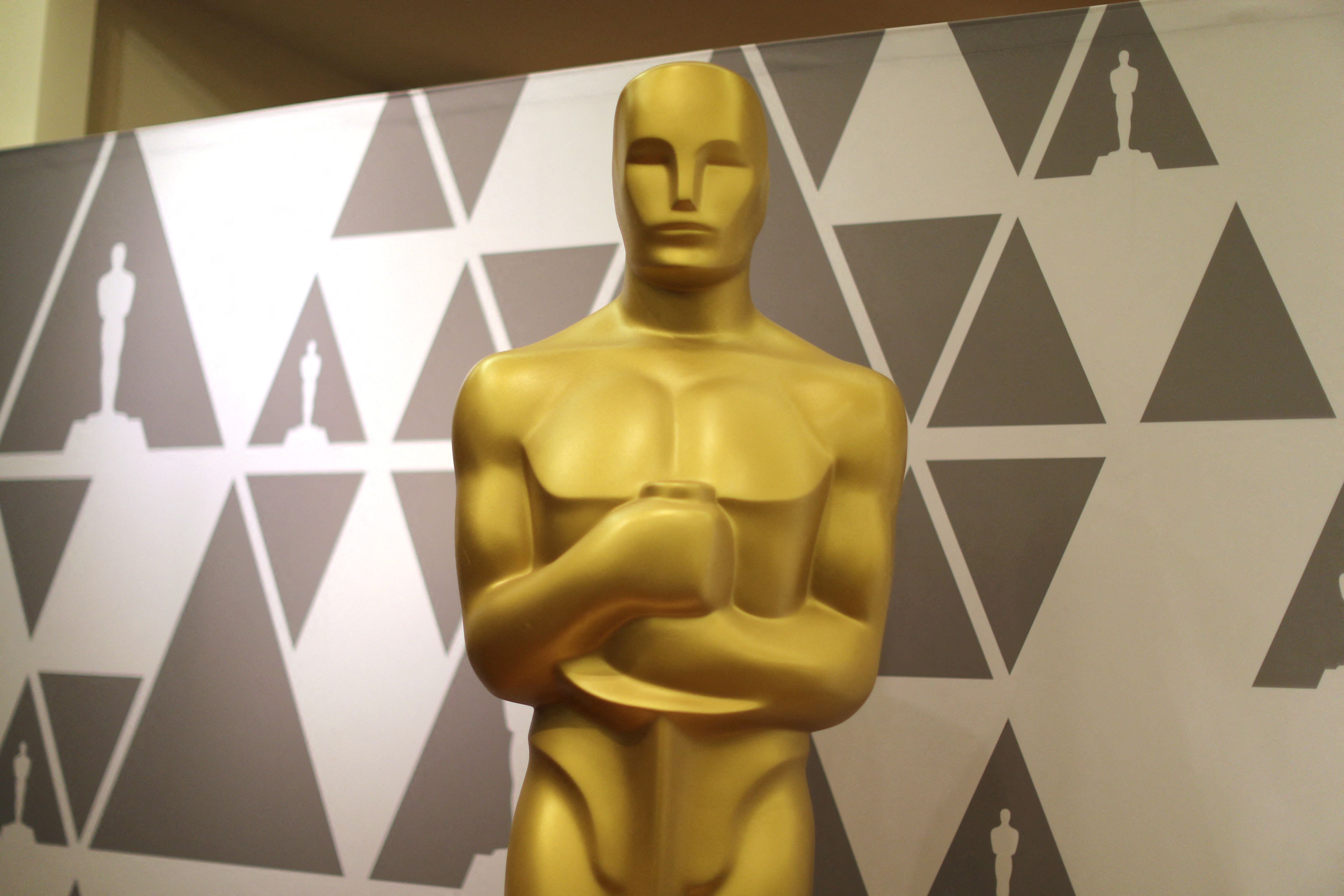 Oscar 2022. Статуя Оскар. Премия Оскар 2022. Мужчины на вручении премии Оскар. Оскар прямой эфир