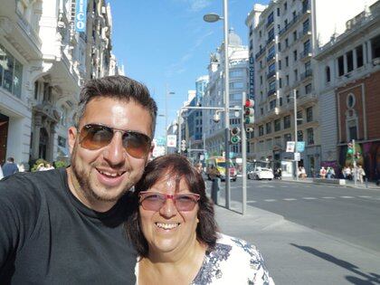Junto a su madre en Madrid, cuando ella pudo visitarlo en 2019 antes de la pandemia