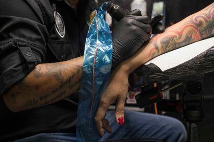 El estudio trabajó con tintes ya aprobados por la FDA, como los que se usan en los tatuajes y para colorear los alimentos. (Daniele Volpe/The New York Times)
