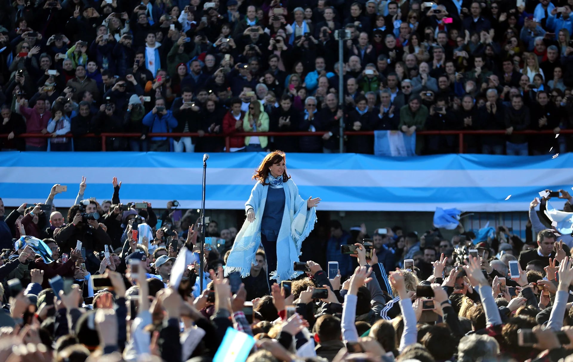 Ante una multitud, Cristina Kirchner lanzó el frente Unidad Ciudadana. La ex jefa de Estado insinuó que será candidata en las elecciones legislativas bonaerenses, aunque evitó confirmarlo