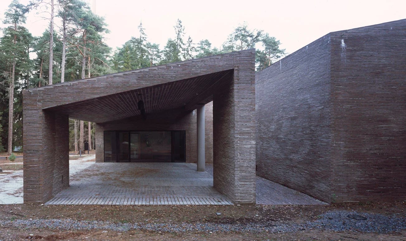 El cementerio de Woodland, en Suecia, es una estructura compacta de ladrillo que se impone en medio de un bosque.