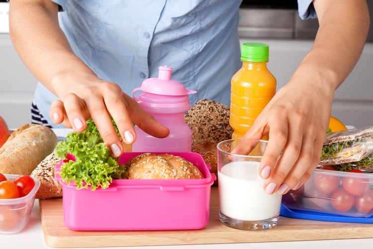 Al hacer las viandas: cocinar bien las carnes y los huevos. Nada de partes crudas o rosadas en las carnes, ni preparaciones con huevos que veas con consistencia líquida.