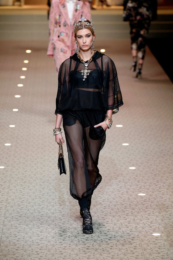 Hailey Baldwin no faltó al desfile de Dolce & Gabbana del último fashion week de Milán (Grosby)