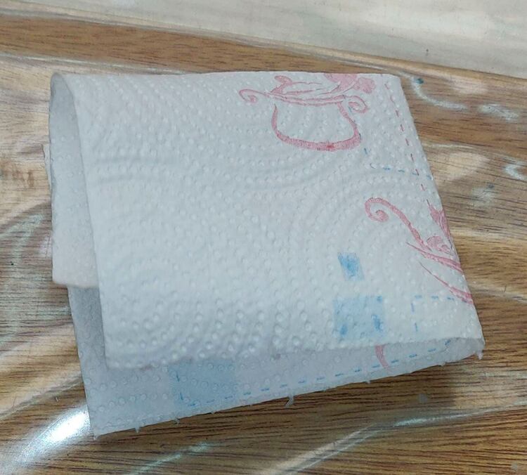 Un servilleta doblada en cuatro dentro del barbijo de tela aumenta su efectividad