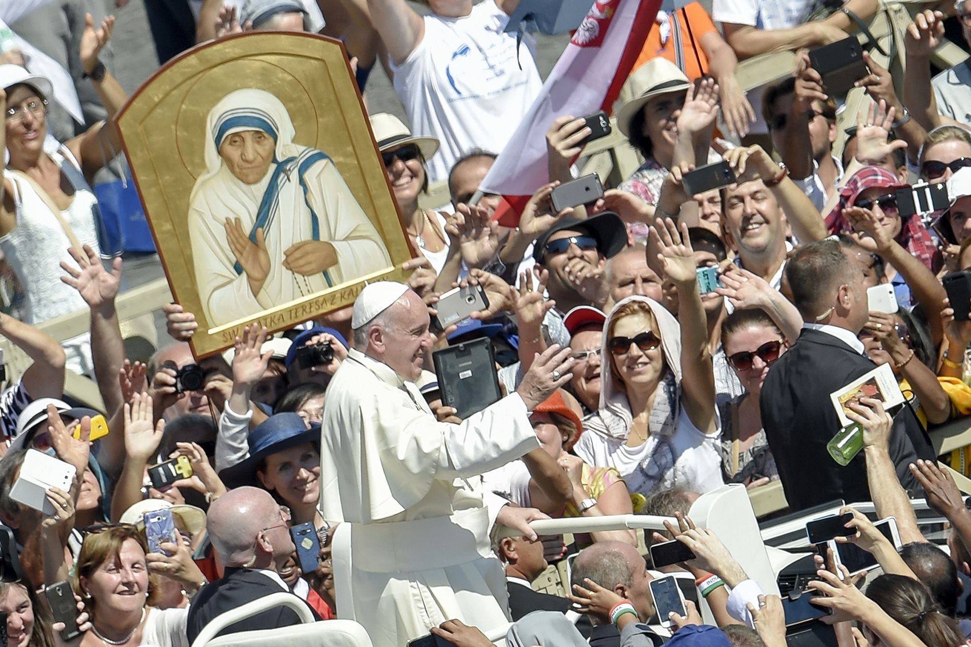 El Papa Francisco tras la canonización de la Madre Teresa de Calcuta, en la plaza de San Pedro en el Vaticano, el 4 de septiembre de 2016.(AFP/ANDREAS SOLARO)