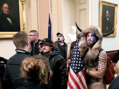 FOTO DE ARCHIVO. Jacob Anthony Chansley, conocido también como Jake Angeli, mira a la cámara durante la irrupción vandálica al Capitolio junto a otros seguidores del presidente Donald Trump en Washington D.C.  Enero 6, 2021 (REUTERS/Mike Theiler)