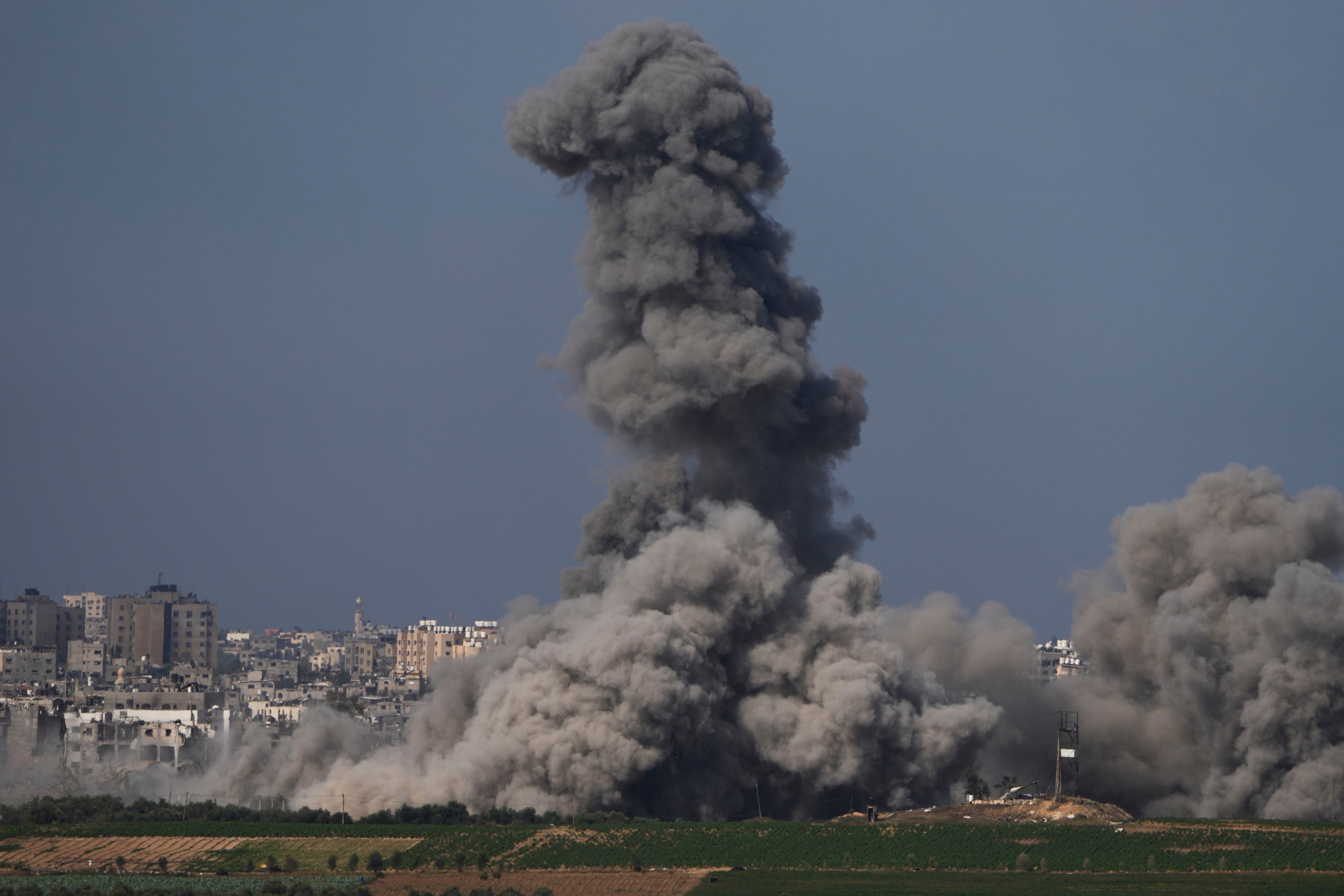 Una columna de humo tras una ataque aéreo israelí en la Franja de Gaza (AP Foto/Francisco Seco)