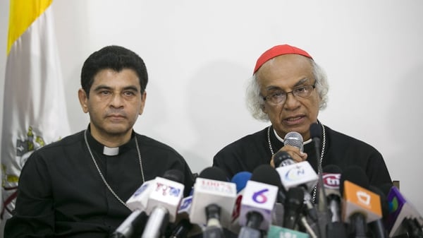 El cardenal de Nicaragua, Leopoldo Brenes (derecha), habla en una conferencia de prensa junto al obispo de la ciudad de Matagalpa Rolando Álvarez (izquierda) (EFE)