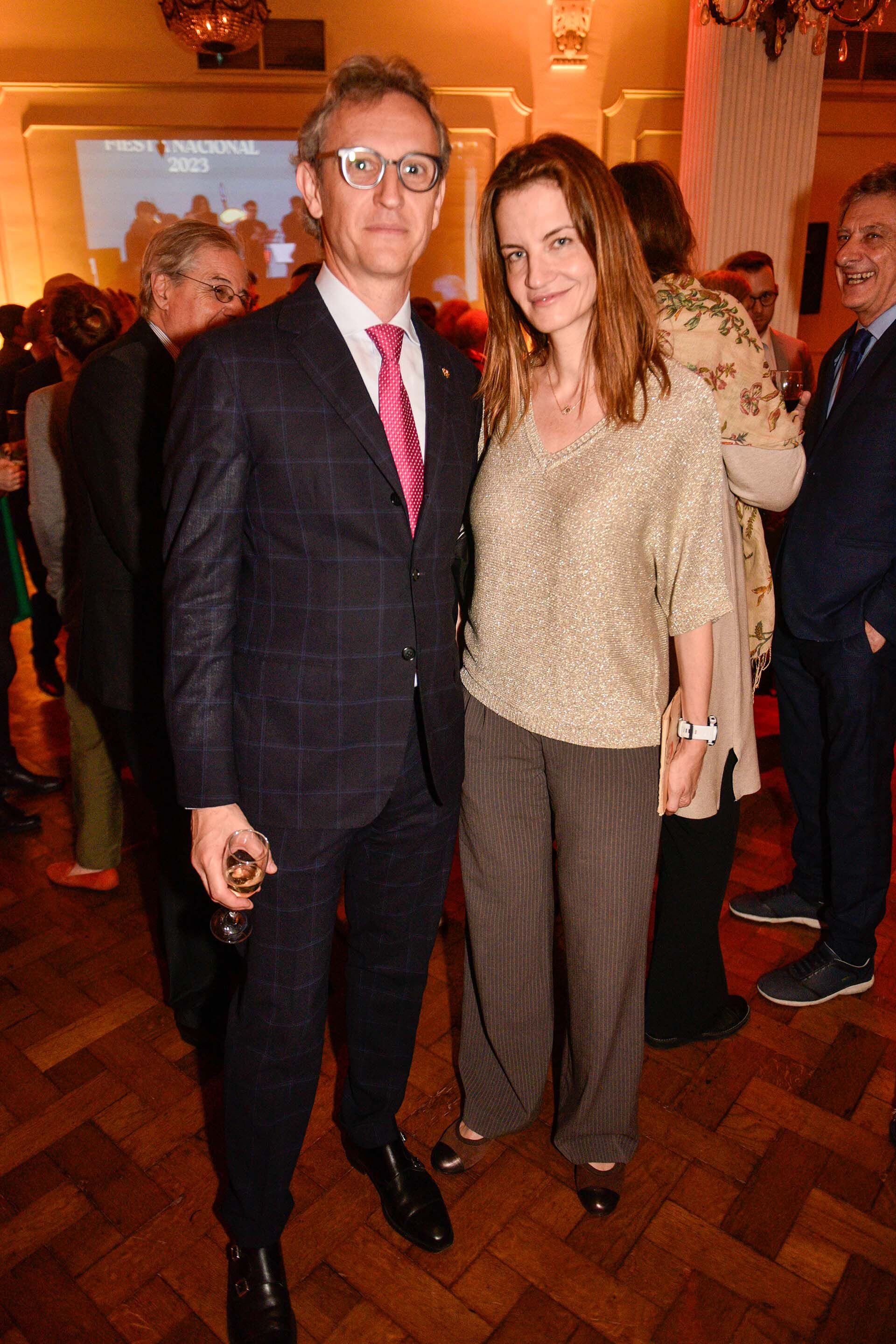 Siro Beltrametti, ministro consejero de la embajada de Suiza, junto a la actriz suiza, Anne Dutoit (hija de la pianista argentina Martha Argerich, y el director de orquesta suizo, Charles Dutoit)