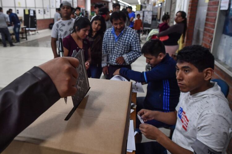 A Bolivian citizen residing in Brazil casts her vote during Bolivian presidential elections, in Sao Paulo, Brazil, on October 20, 2019. - Polls opened in Bolivia Sunday with Evo Morales vying for a controversial fourth term as the country's first indigenous president amid allegations of corruption and authoritarianism. (Photo by NELSON ALMEIDA / AFP)