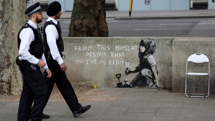 Una presunta obra de Banksy por el cambio climÃ¡tico, en el punto de las manifestaciones de Exctinction Rebellion (REUTERS/Peter Nicholls)