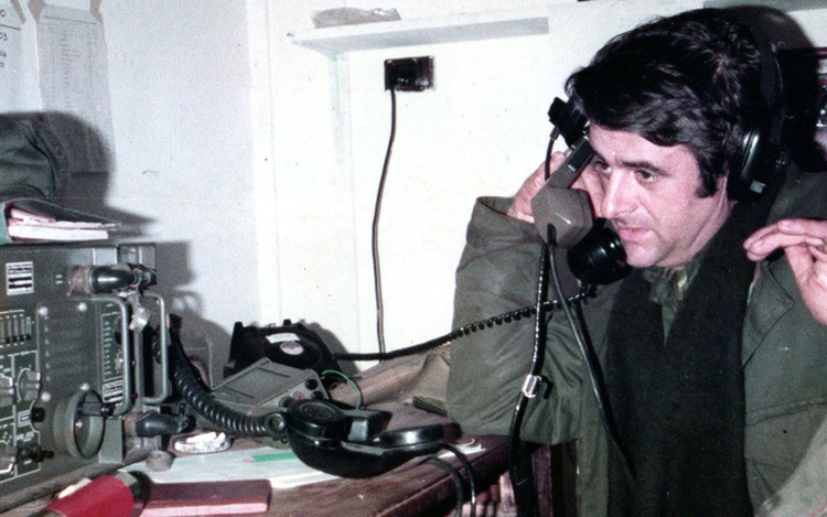 Carlos Ries Centeno operando el radar antipersonal Rasit en Puerto Argentino (1982)