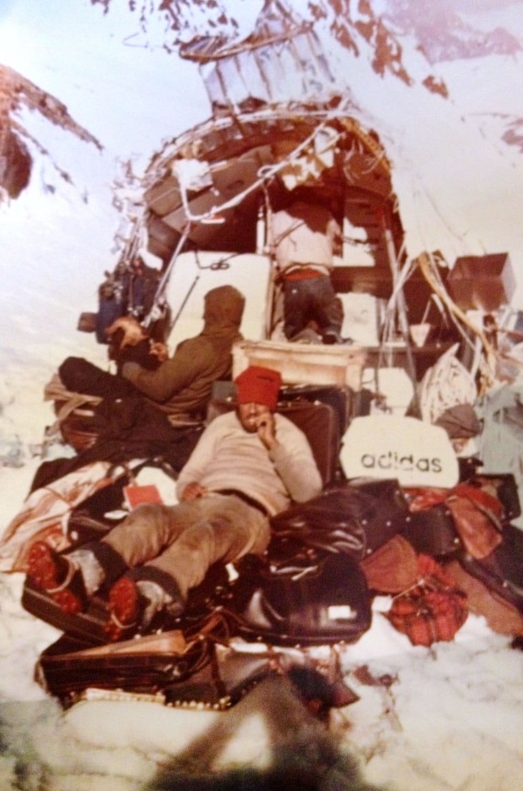 Esta imagen la tomó Tintín Vizintín. Nando Parrado, con el gorro rojo, está encima de las valijas. Allí estuvieron ocho días pelando, uniendo y aislando cables. Según la anécdota, tuvieron tiempo para adoptar el vicio del cigarrillo, dejarlo y volver a tomarlo 