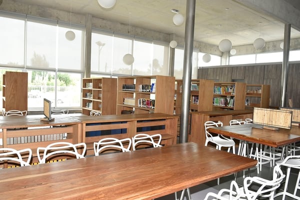 La biblioteca es parte de un espacio en donde los alumnos pueden desayunar con sus padres